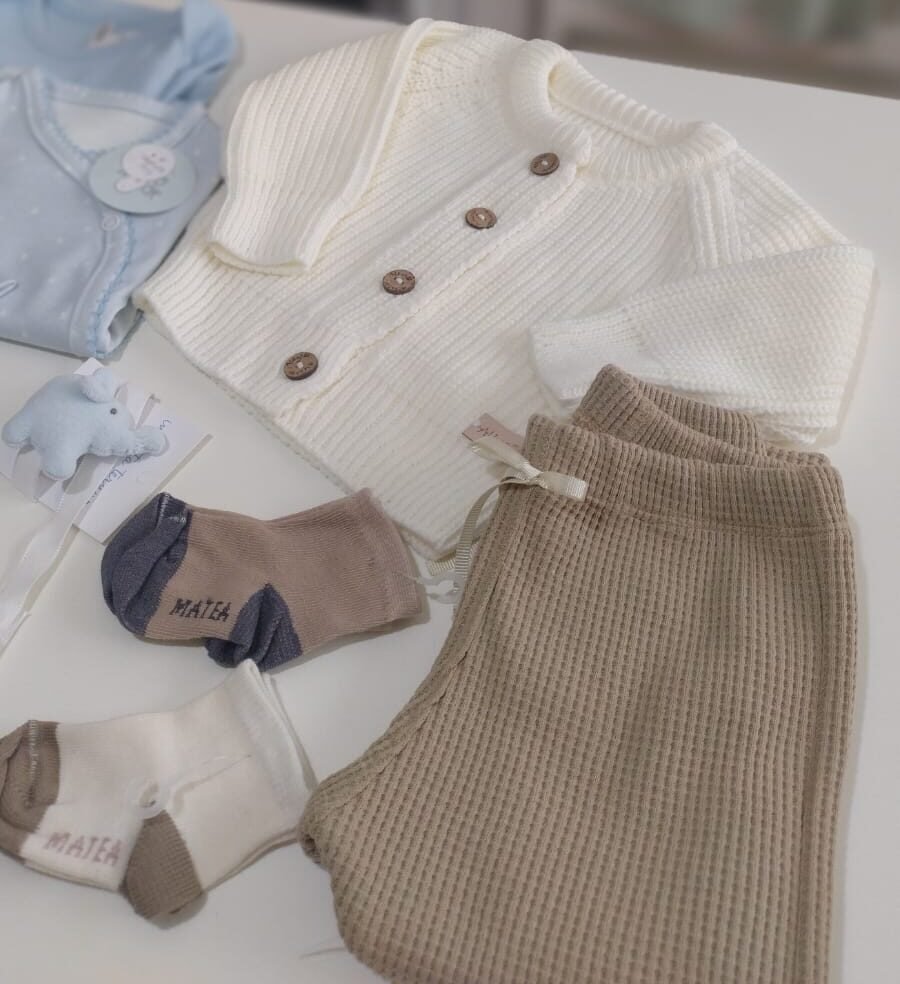 Ajuar de Algodón Tejido – Suavidad y Elegancia para tu Bebé